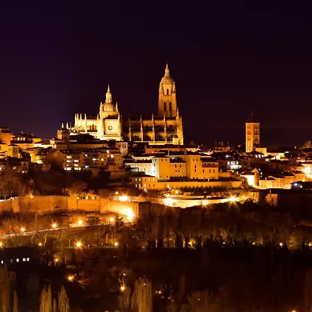 A 20 Min De Madrid En Ave Premium Con Chimenea, Wifi, Jardin Privado, Smart Tv 55p, Bano Dentro De Cada Y Aparcamiento En La Puerta Apartment